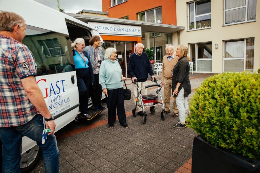 Lebensfreude spenden - Gast- und Krankenhaus | Wohnen und Pflege in Hamburg seit 1248